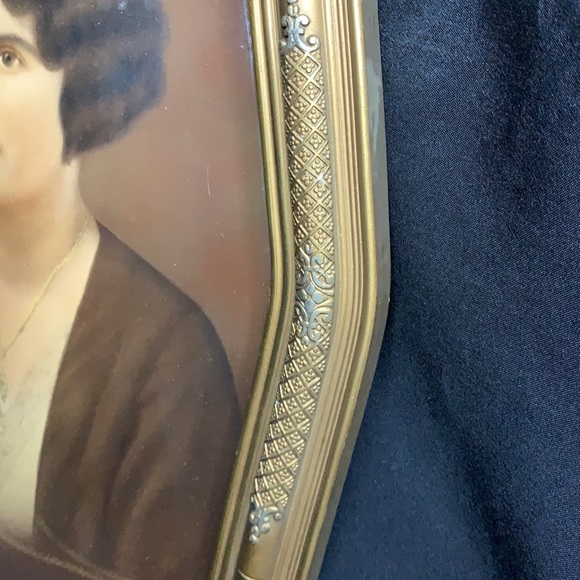 Antique convex bubble glass frame gold and silver tone with portrait of a woman - Picture 5 of 14